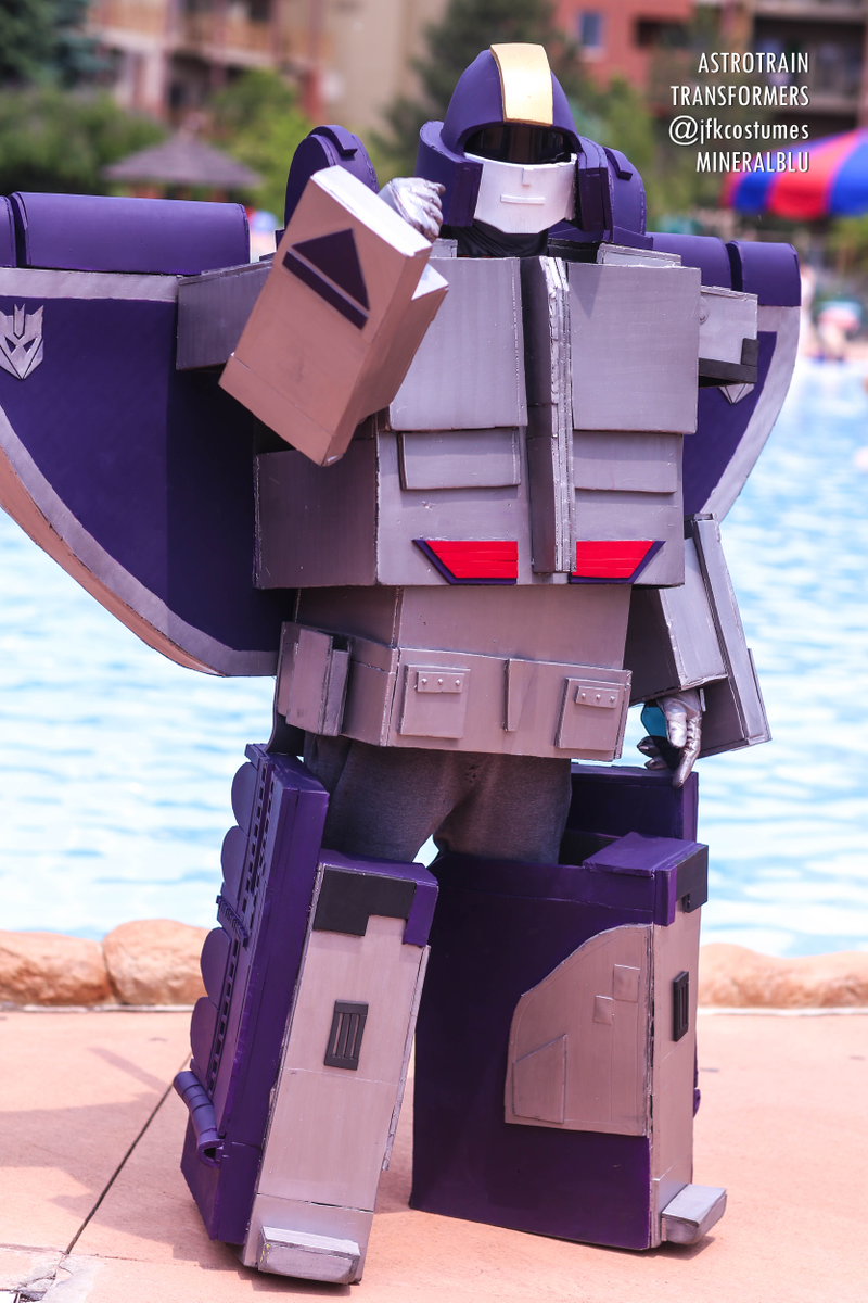 Illustration for article titled ColossalCon 2019, aka Cosplay's Great Pool Party